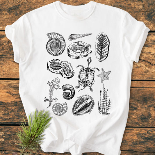 Fossile Vintage Tattoo Vintage Wash Tee featuring vintage-style fossil illustrations, including ammonites, trilobites, and a turtle skeleton, printed in a grid on a white, 100% ring-spun cotton, relaxed-fit T-shirt.